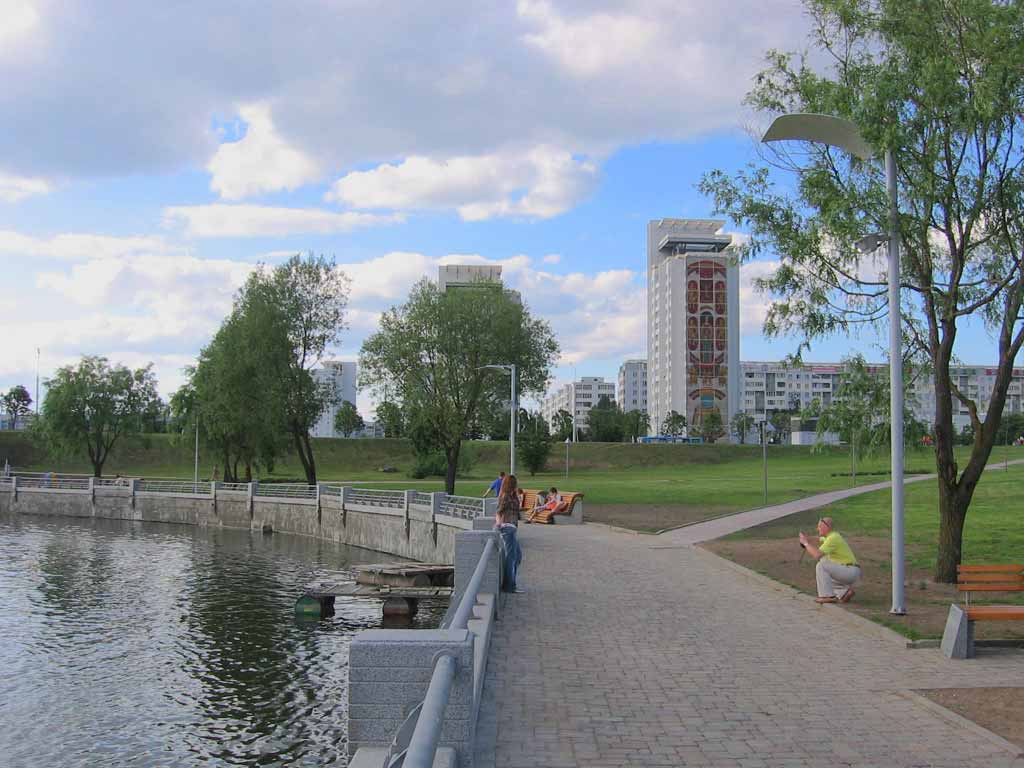 Парк у подножия библиотеки. Национальная библиотека Беларуси