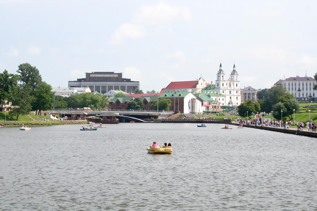Фото города Минска.  Река Свислочь. Верхний город 