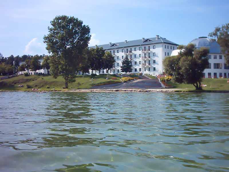 Курортный поселок Нарочь. Вид на санаторий Нарочь со стороны озера
