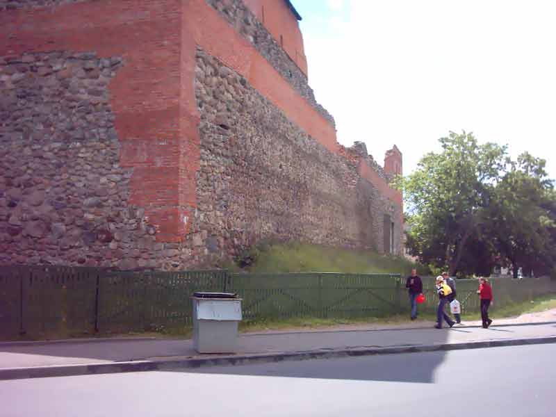 Западная стена замка.  Фото. 
