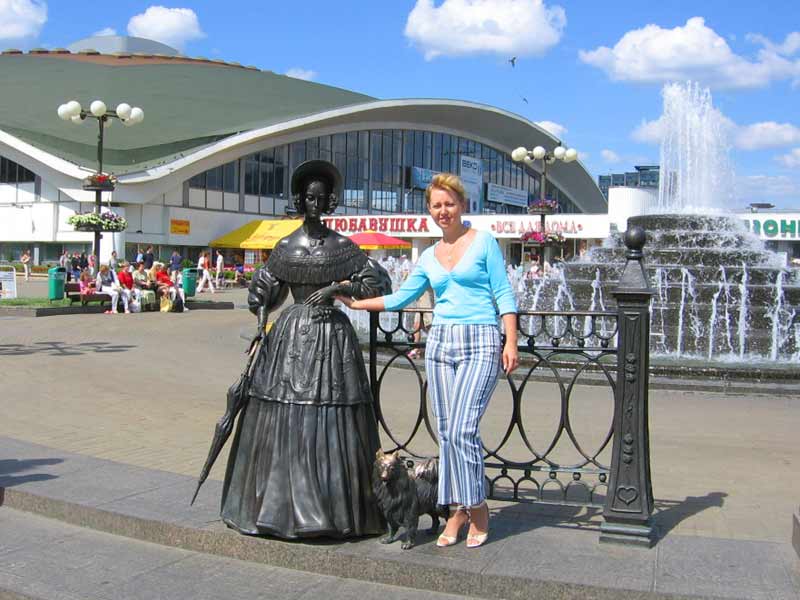 Скульптура в Минске. Две дамы с собачкой..