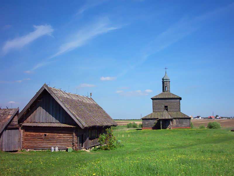 Церковь и хатка с крышей из камыша. Белорусская деревня 19 века.