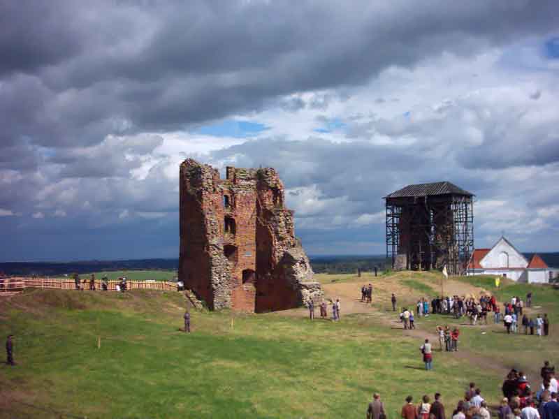 Руины Новогрудского замка Фото. Новогрудское войско собрается на вершине Замковой горы.