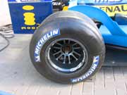 Фотография болида Формулы-1. Литые диски Michelin Заднее колесо