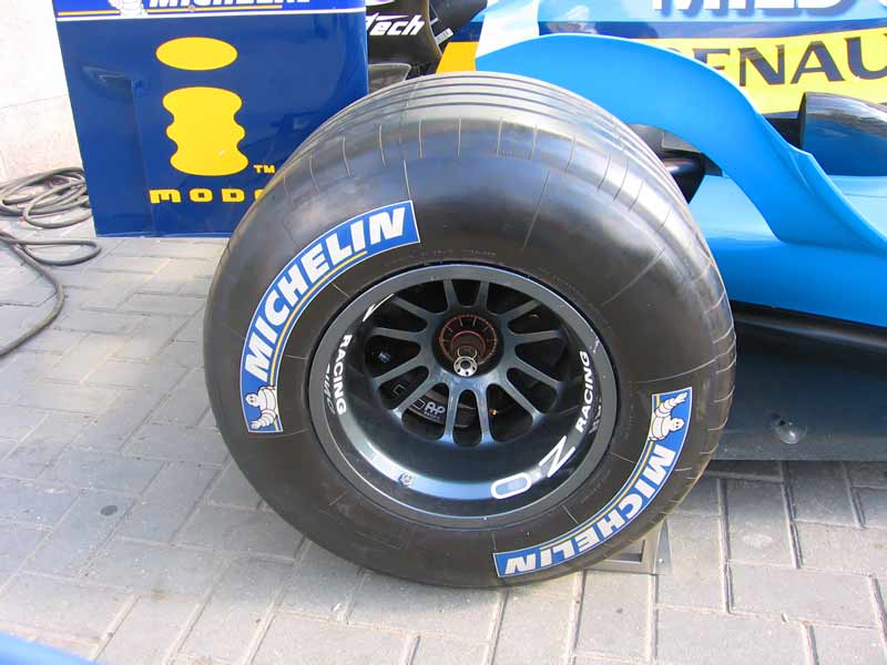 Фотография болида Формулы-1. Литые диски Michelin Заднее колесо. Новый болид Формулы-1 конюшни Renault? Фотография. Фото. Картинка
