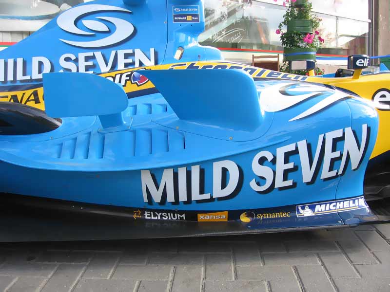 Фотография болида Формулы-1.  Аэродинамическая форма. Новый болид Формулы-1 конюшни Renault? Фотография. Фото. Картинка