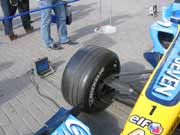 Фотография болида Формулы-1. Передняя подвеска