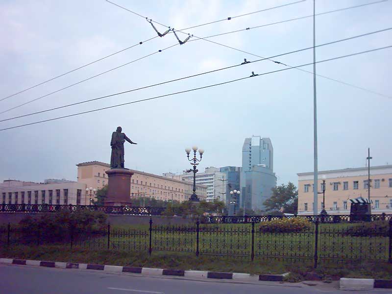 Памятник первому российскому министру путей сообщения Павлу Мельникову. Газпром России. фото