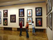 Один из залов выставки живописных работ. Работа Зураба Церетели