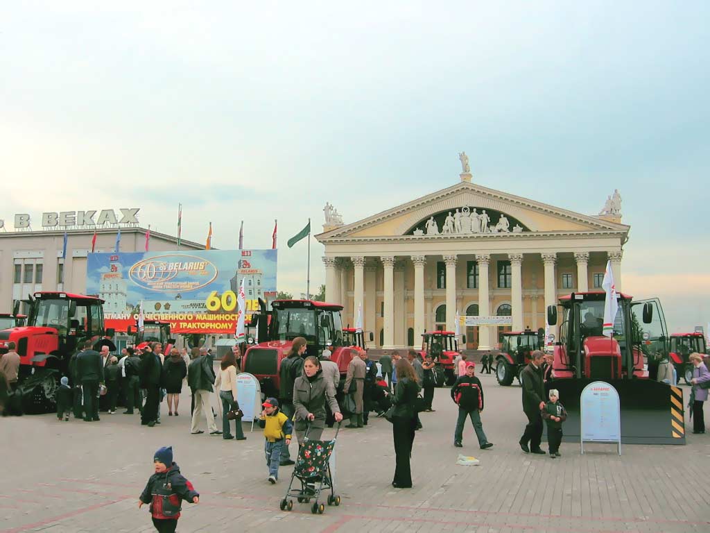 Новые трактора Беларус на Октябрьской площади Минска 