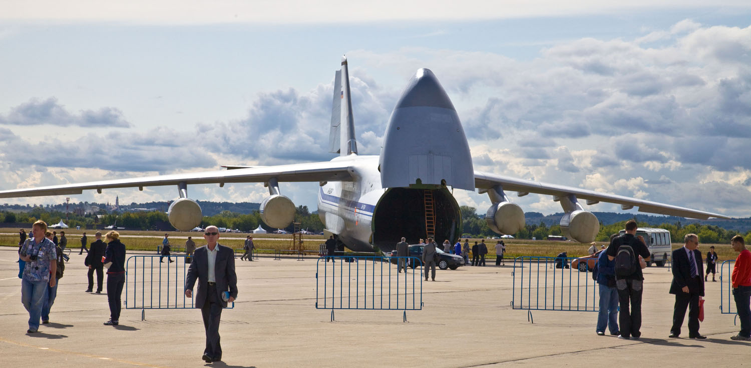 АН-124. Самолет Руслан Мрия. Самый большой самолет Фото. 