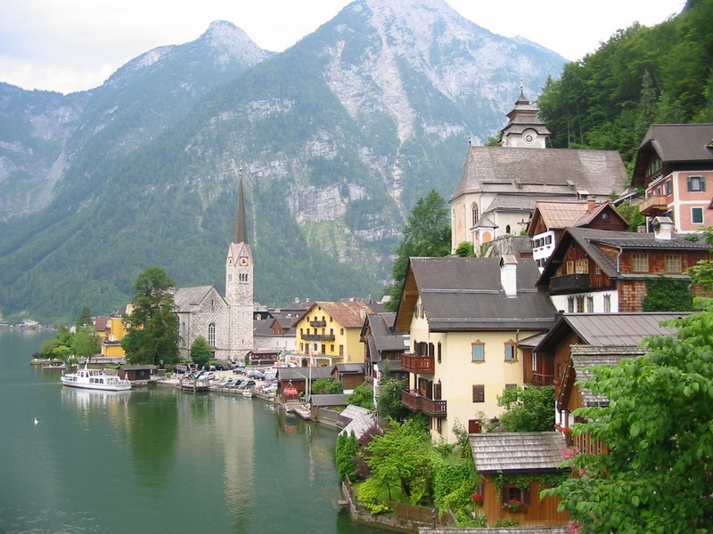 Городок на берегу озера. самый старинный город Австрии. Фото. Картинка