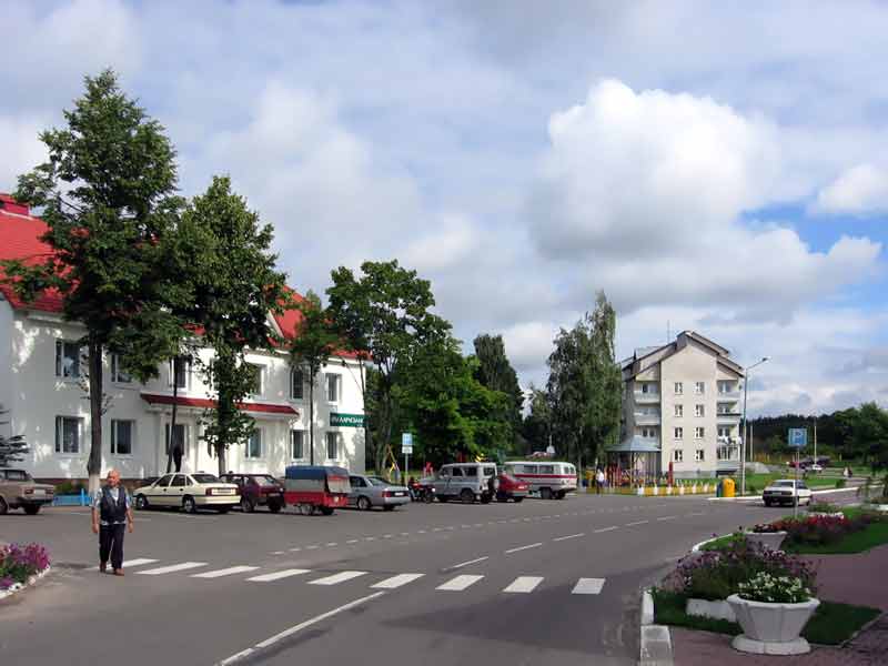 Слева здание администрации Нарочанского национального парка